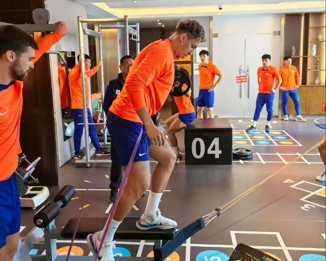 阿扎伦卡焦点对战，莱万多夫斯基与90激战中国队分钟，出色发挥胜负难料！赛场气氛高涨的简单介绍开云 (中国)体育